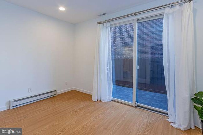 First floor bedroom with private patio access - 816 N Pennock St