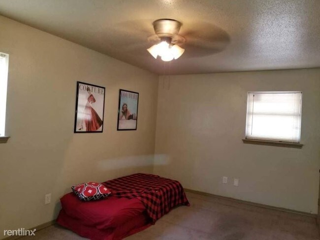 Building Photo - 1 br, 1 bath Apartment - 7100 NW 43rd St
