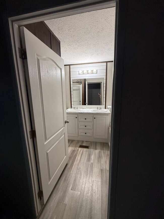 Building Photo - Newer Mobile Home in Country Setting