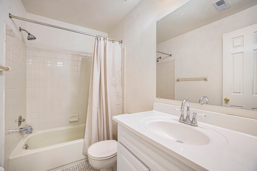 hall bath room - 50 Rittenhouse Ct