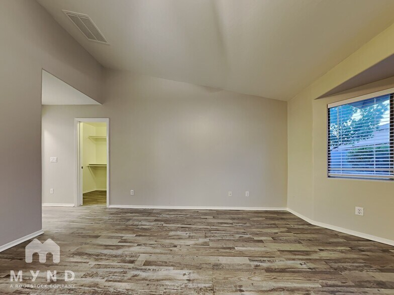 Building Photo - 10740 W Mountain View Dr