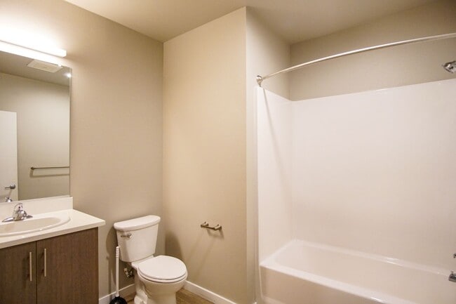 Building Photo - Fabulous Sellwood 2nd Floor-1 Bdr with Dishwasher & W/D!