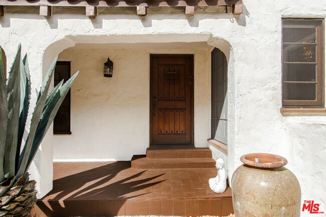 Building Photo - 460-460 N Alfred St