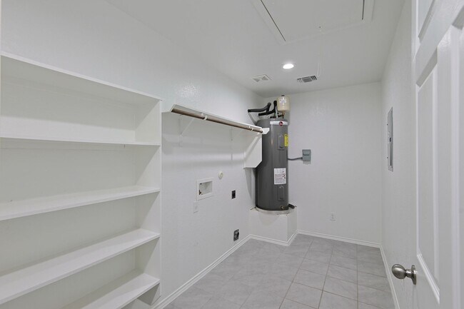 Building Photo - Charming 3/2 Minutes from Downtown NBTX