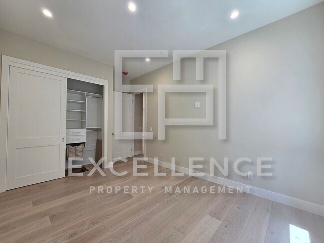 Building Photo - Brand New Build 5/5 Home & 2/2 Cottage - C...