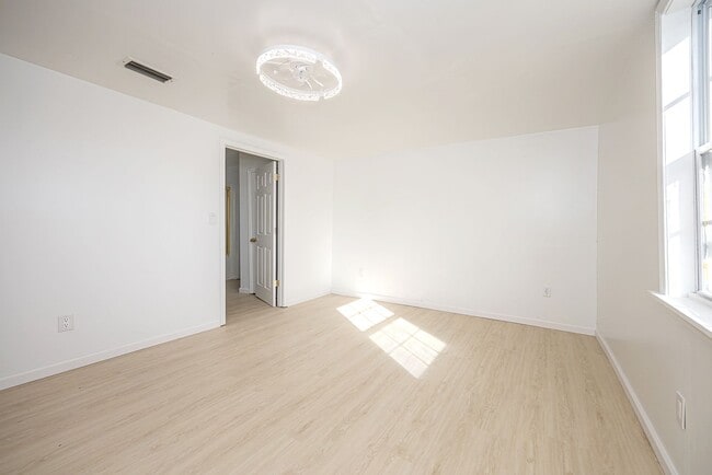 Building Photo - ADORABLE HOME FOR RENT