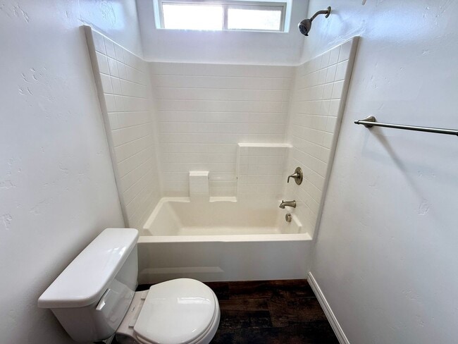 Building Photo - Great 3 Bedroom, 2 Bathroom Home Centrally Located- Available Now!