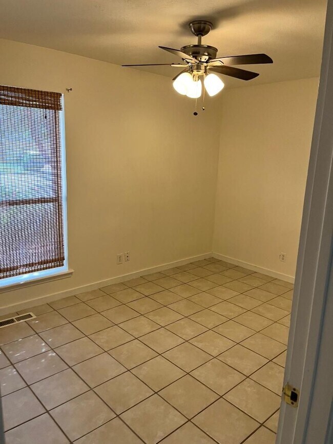 Building Photo - 3 Bed 2 Bath Home For Lease NOW!!