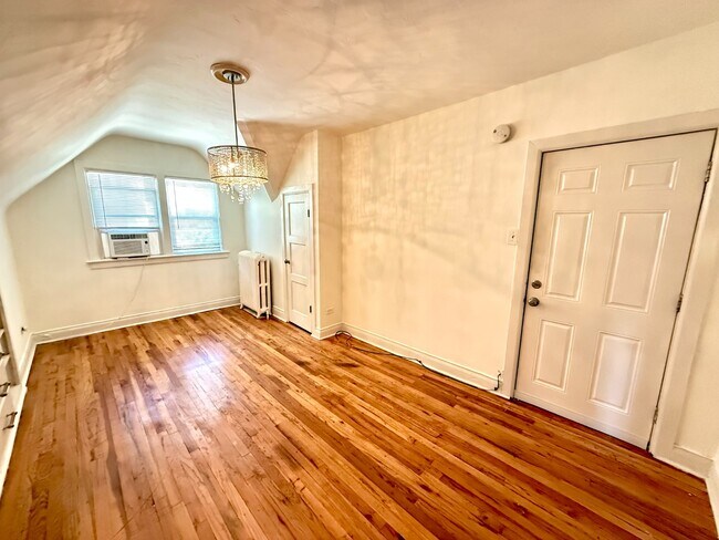 Building Photo - Top floor Studio Apartment in Capitol Hill! Available NOW!