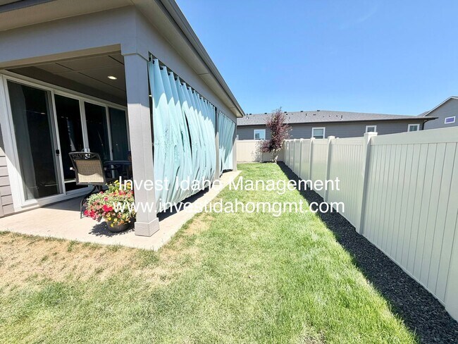 Building Photo - A Home You'll Fall in Love With