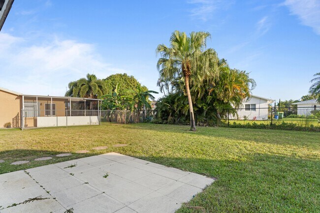 Building Photo - 9500 NW 74th Ct