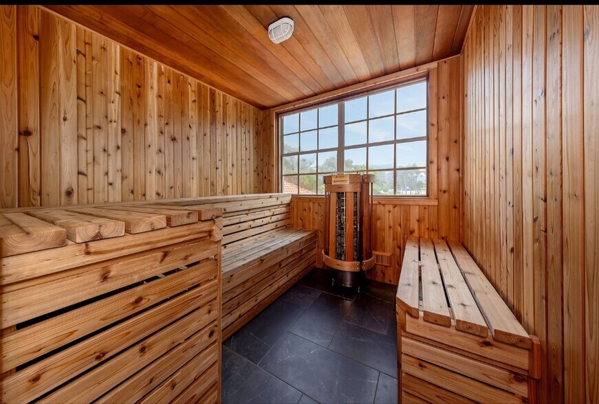 Building Photo - 2400 Feather Sound Dr
