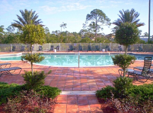 Building Photo - 615 Fairway Dr
