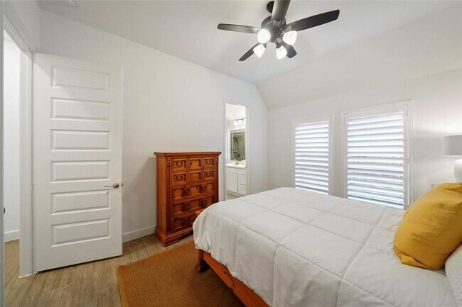 Building Photo - 4803 Bernard Dr