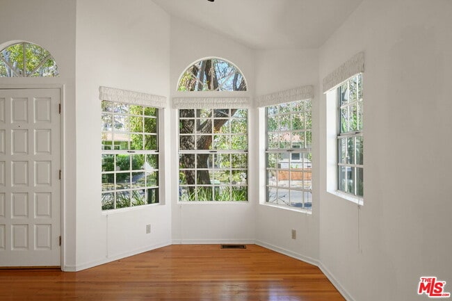 Building Photo - 2534 Wellesley Ave