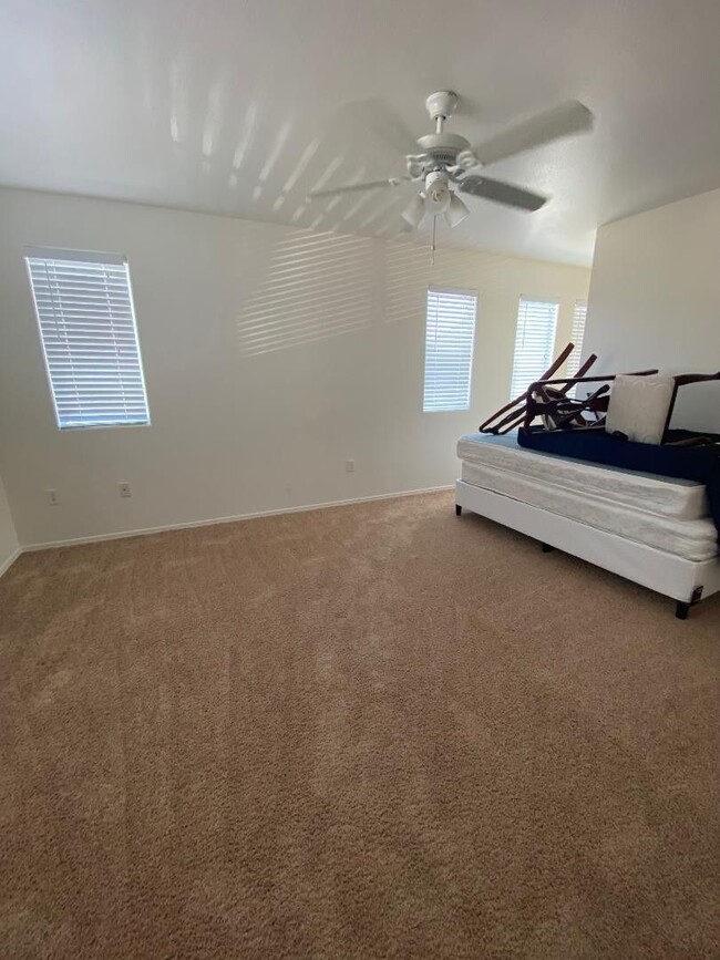 Building Photo - SW 5 BEDROOM w/2 YEAR LEASE!!