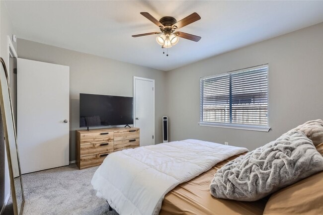 Building Photo - Charming 3/2/2 with Private Fenced Backyard!