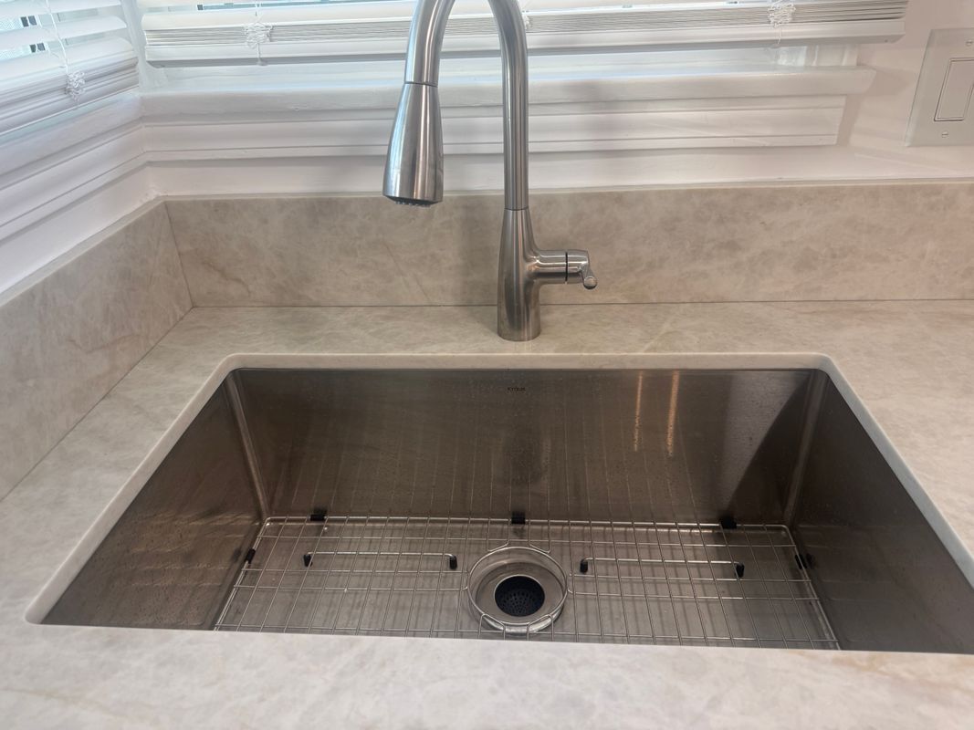 Building Photo - 9924 Rosewood Ave.