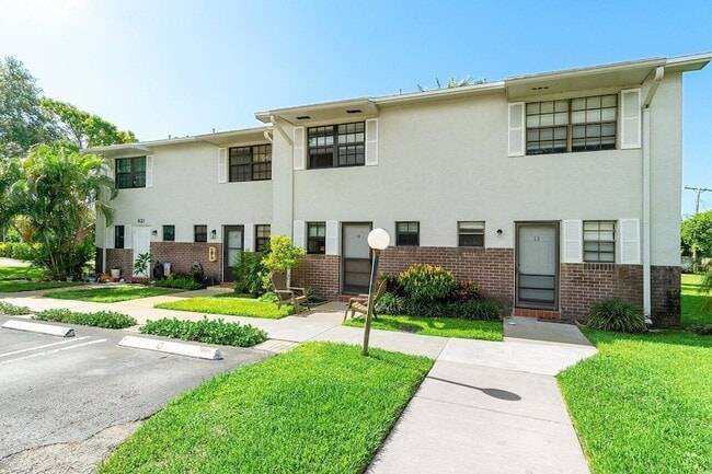 Primary Photo - 421 N Cypress Dr