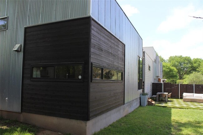 Building Photo - 3700 Garden Villa Ln