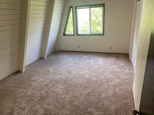 Building Photo - 3 bedroom 1.5 Bath Tandem Home!