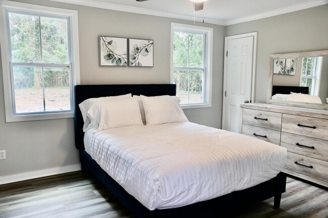 Building Photo - 4928 Oleander Dr