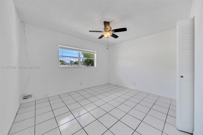 Building Photo - 751 Pine Dr