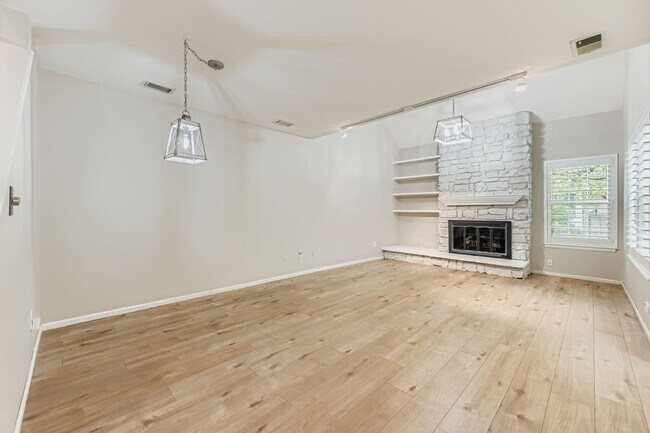 Building Photo - Stylish Townhome with Loft, Fireplace & Ga...