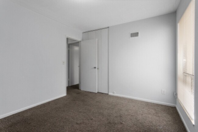 Building Photo - 508 W 89th St