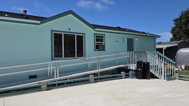 Building Photo - 3 bedroom, 1 3/4 bath home in Hoquiam on t...