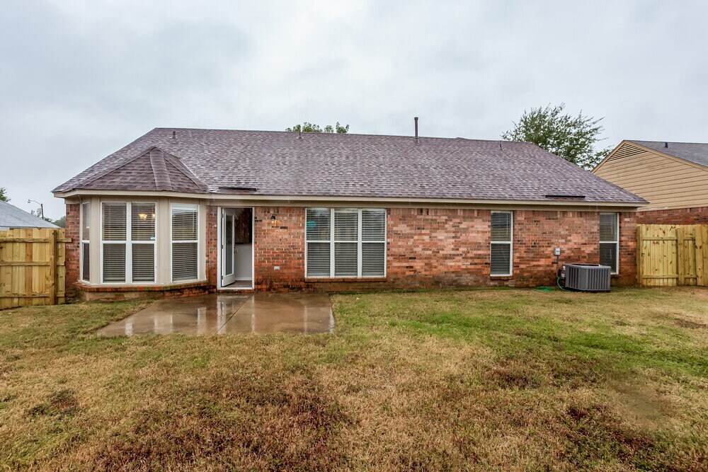 Building Photo - 1800 Sarah Ann Dr W