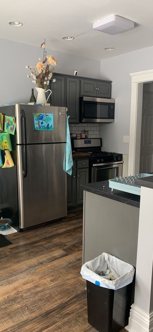 Building Photo - 223 E 9th St