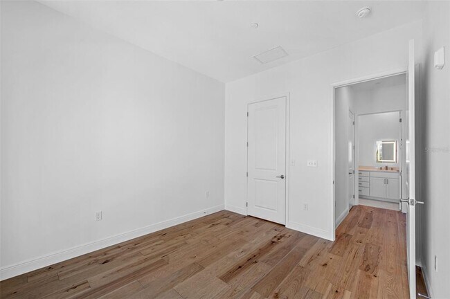 Building Photo - 644 3rd Ave S