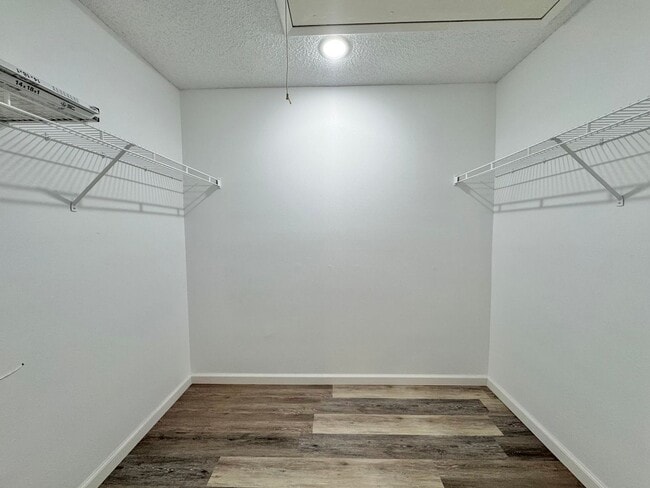 Building Photo - Winter Ridge - End Unit & Canal Front