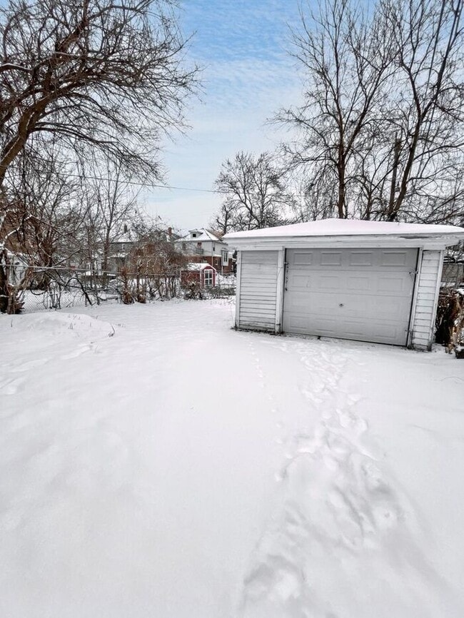 Building Photo - Charming 3-Bedroom Home in a Desirable Det...