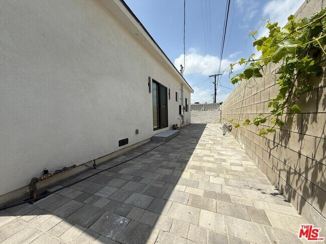 Building Photo - 6224 Bakman Ave