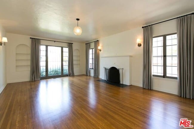 Building Photo - 1136 S Hayworth Ave