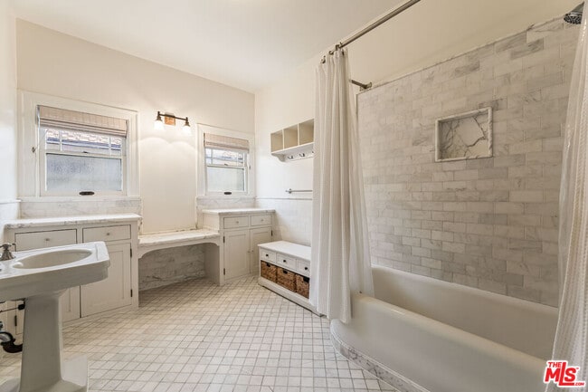 Building Photo - 602 11th St