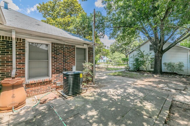Building Photo - Charming 3 Bed, 1 Bath Cottage Near Oakhur...