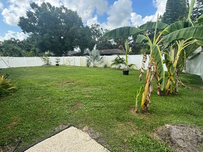 Building Photo - 4250 Marlowe Dr