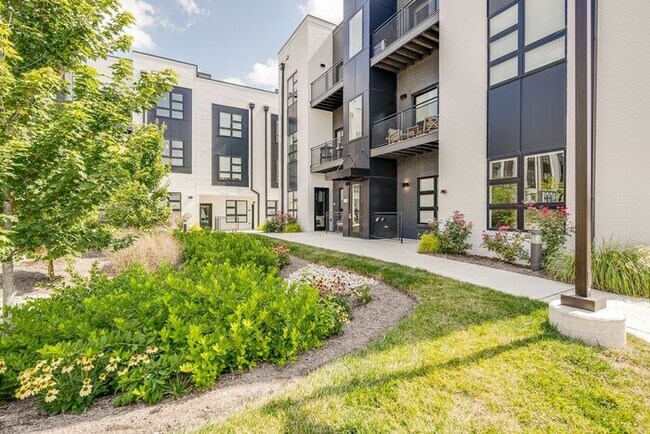 Building Photo - Fully Furnished near Soccer stadium