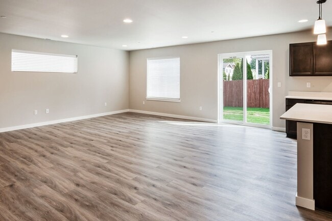 Building Photo - Modern 5bd 2.5ba