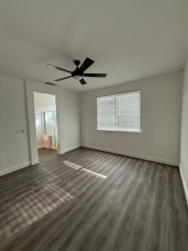 Building Photo - Corner Lot