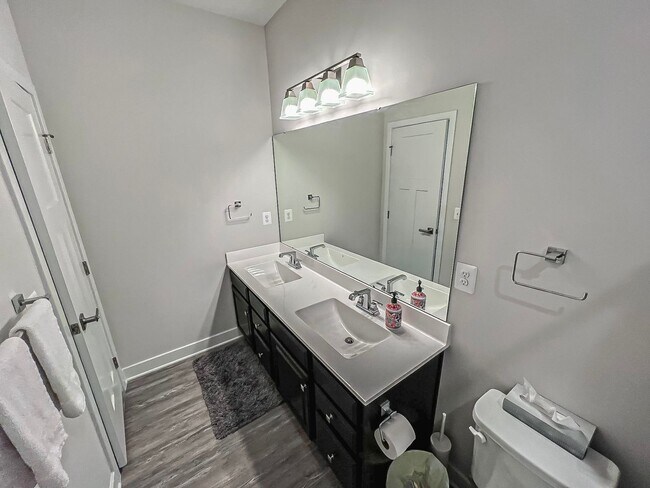 Building Photo - Luxurious 4 Bedroom 3.5 Bathroom End Unit ...