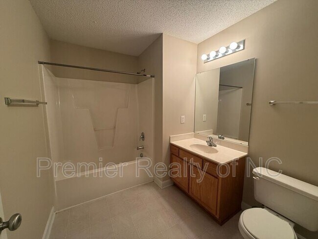 Building Photo - 1840 Crest Hollow Dr