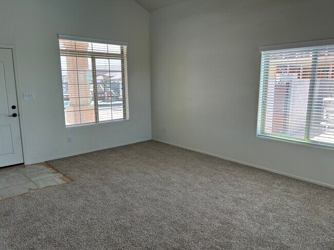 Building Photo - SAGUARO POOL HOME!