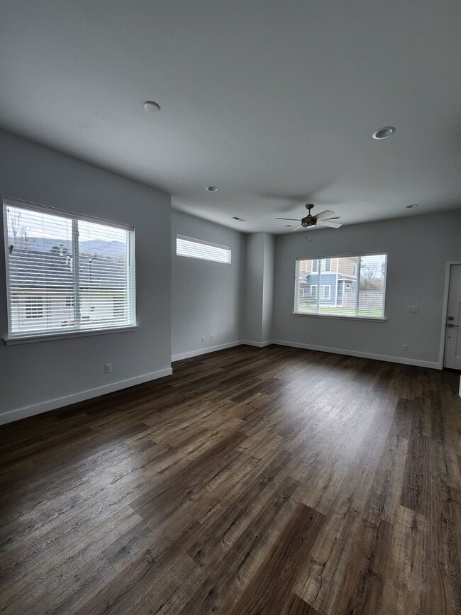 Building Photo - Black Mountain Rental!