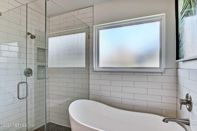 Building Photo - 3433 Heron Dr N