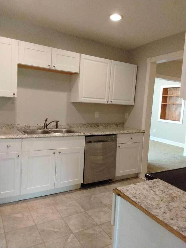 Building Photo - Charming 3-Bedroom Home with Fresh Updates...