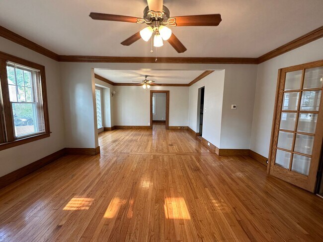 Building Photo - Gigantic 5 bedroom home on the NW side of ...